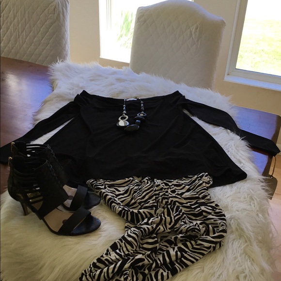 ❌SOLD❌"Leith"medium black top - Picture 2 of 5